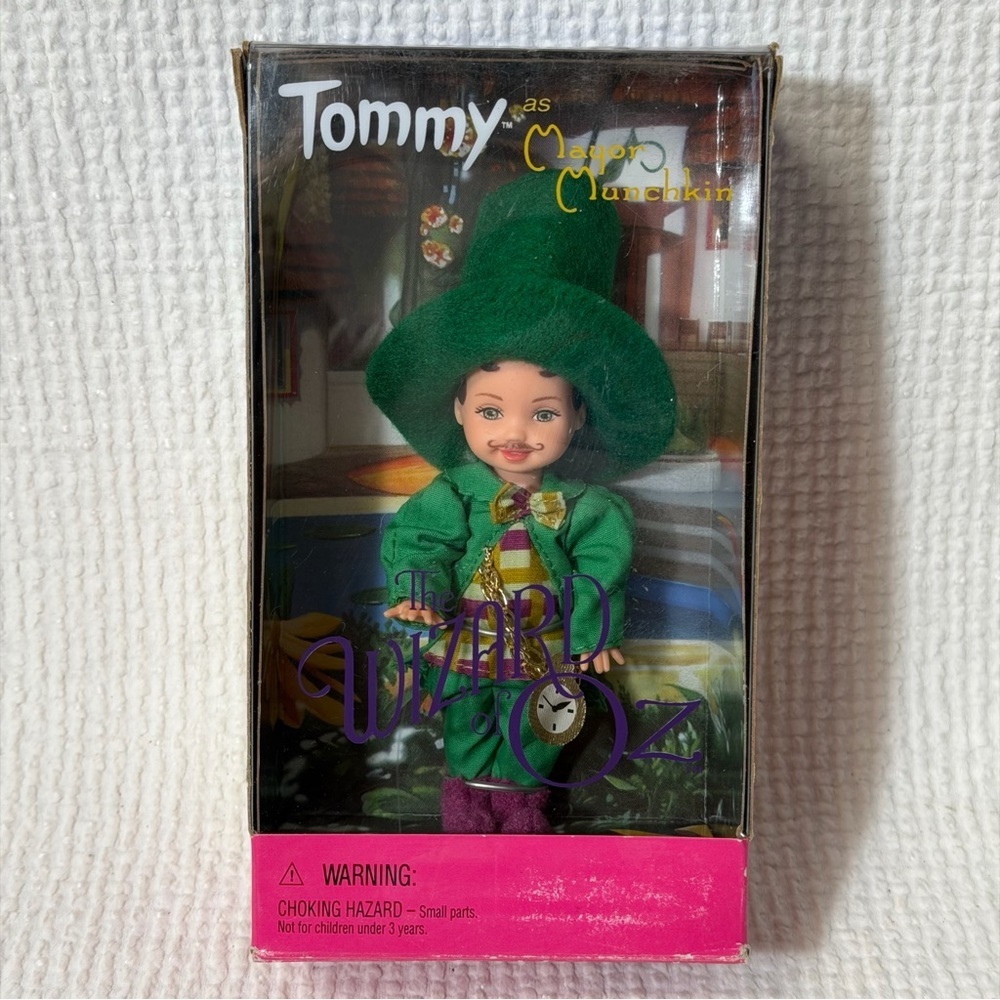 Tommy Mayor Munchkin 1999
Mattel Wizard Oz Barbie Doll NIB box vtg toy figure